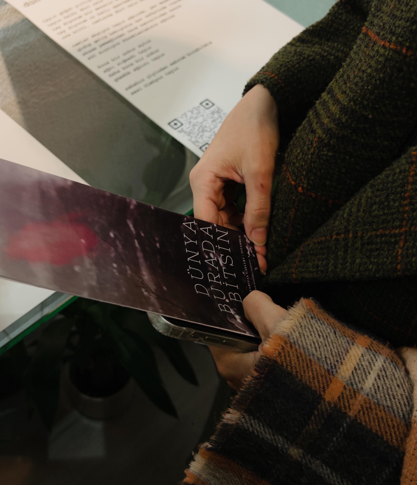 “Dünya Burada Bitsin” İstanbul’da: Kıbrıs Çağdaş Sanatının Eko-Poetik Sorgusu sergisinden görsel